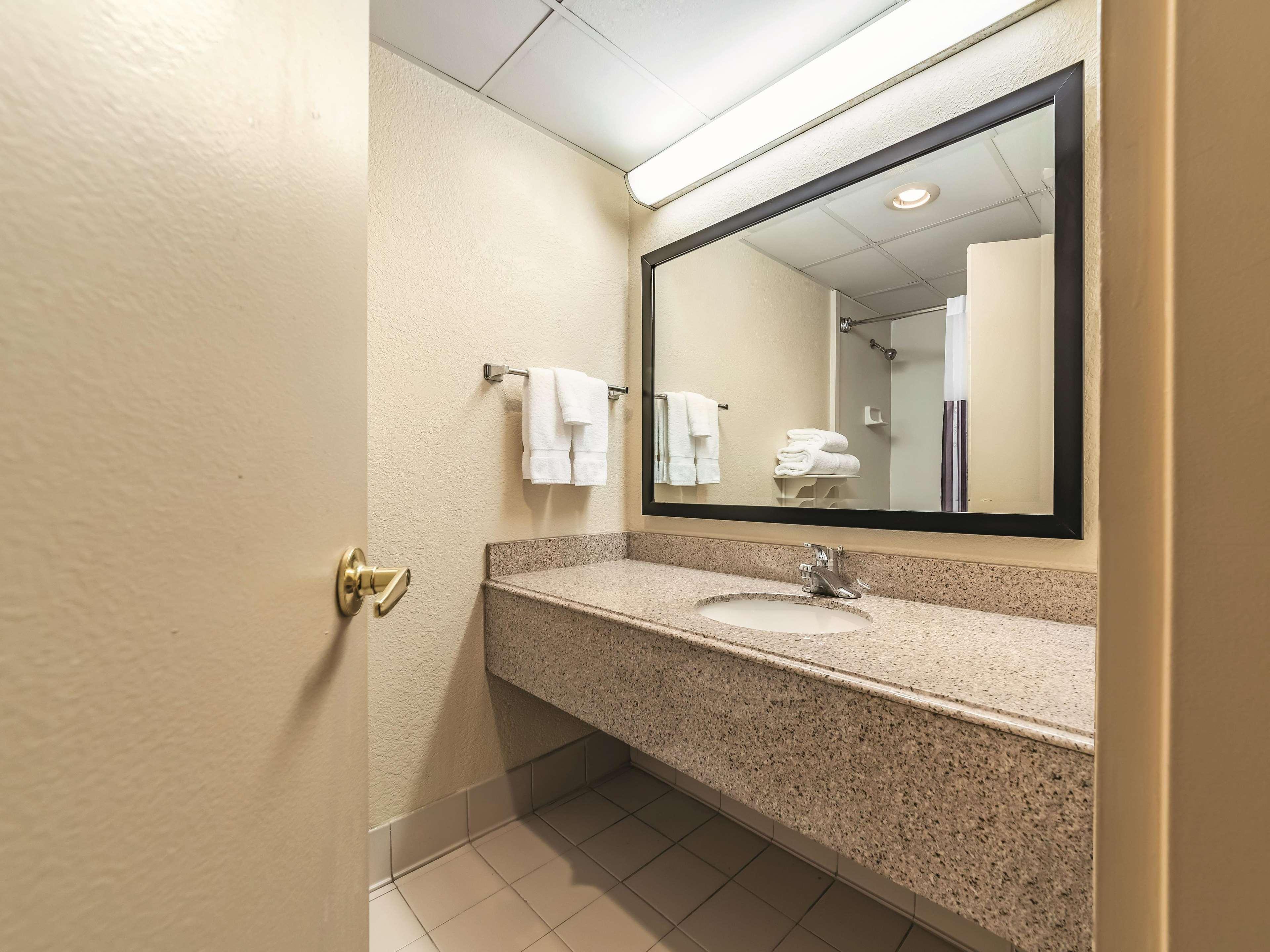 Ramada Inn By Wyndham Fairfield Nj Экстерьер фото