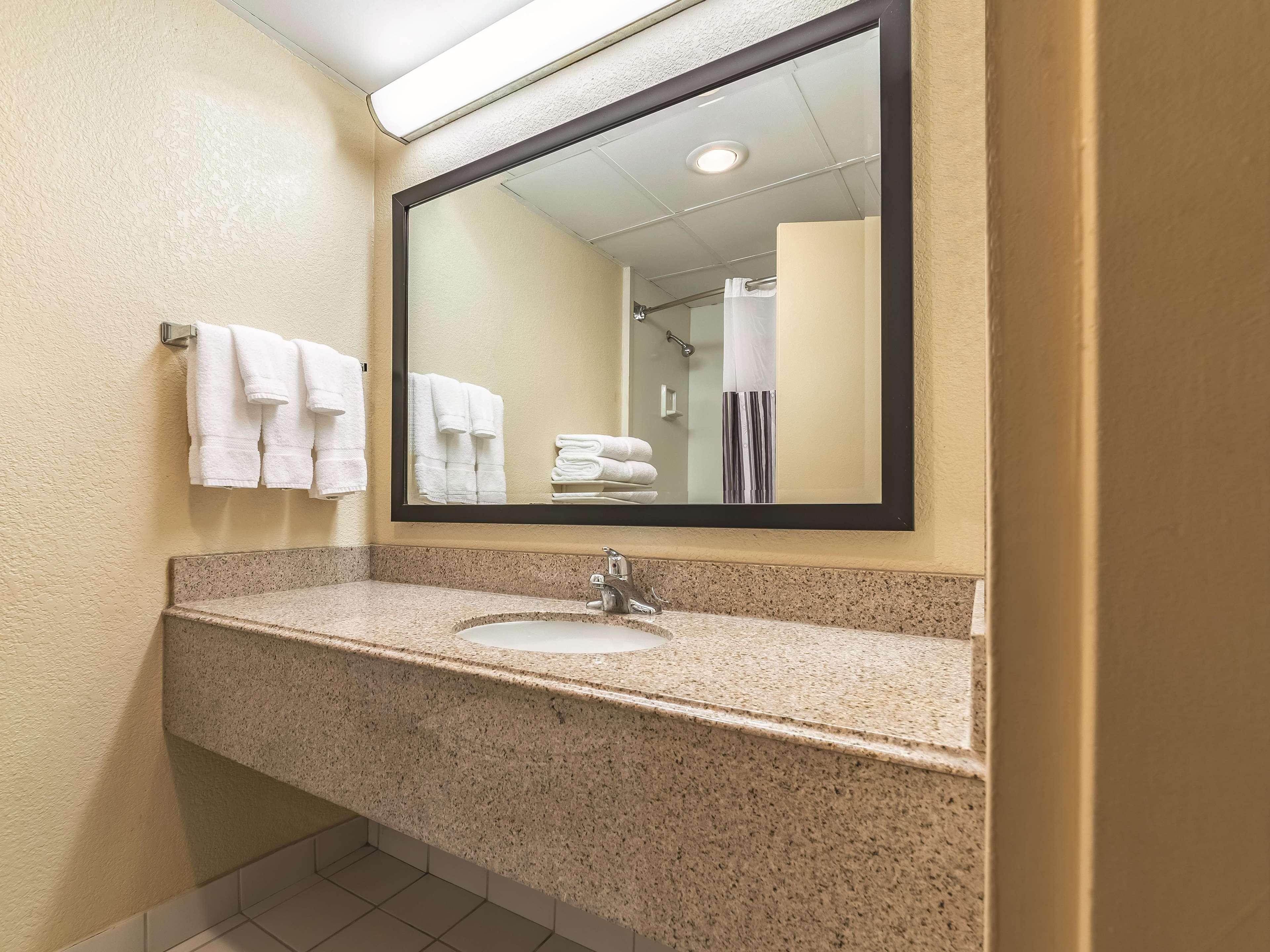 Ramada Inn By Wyndham Fairfield Nj Экстерьер фото
