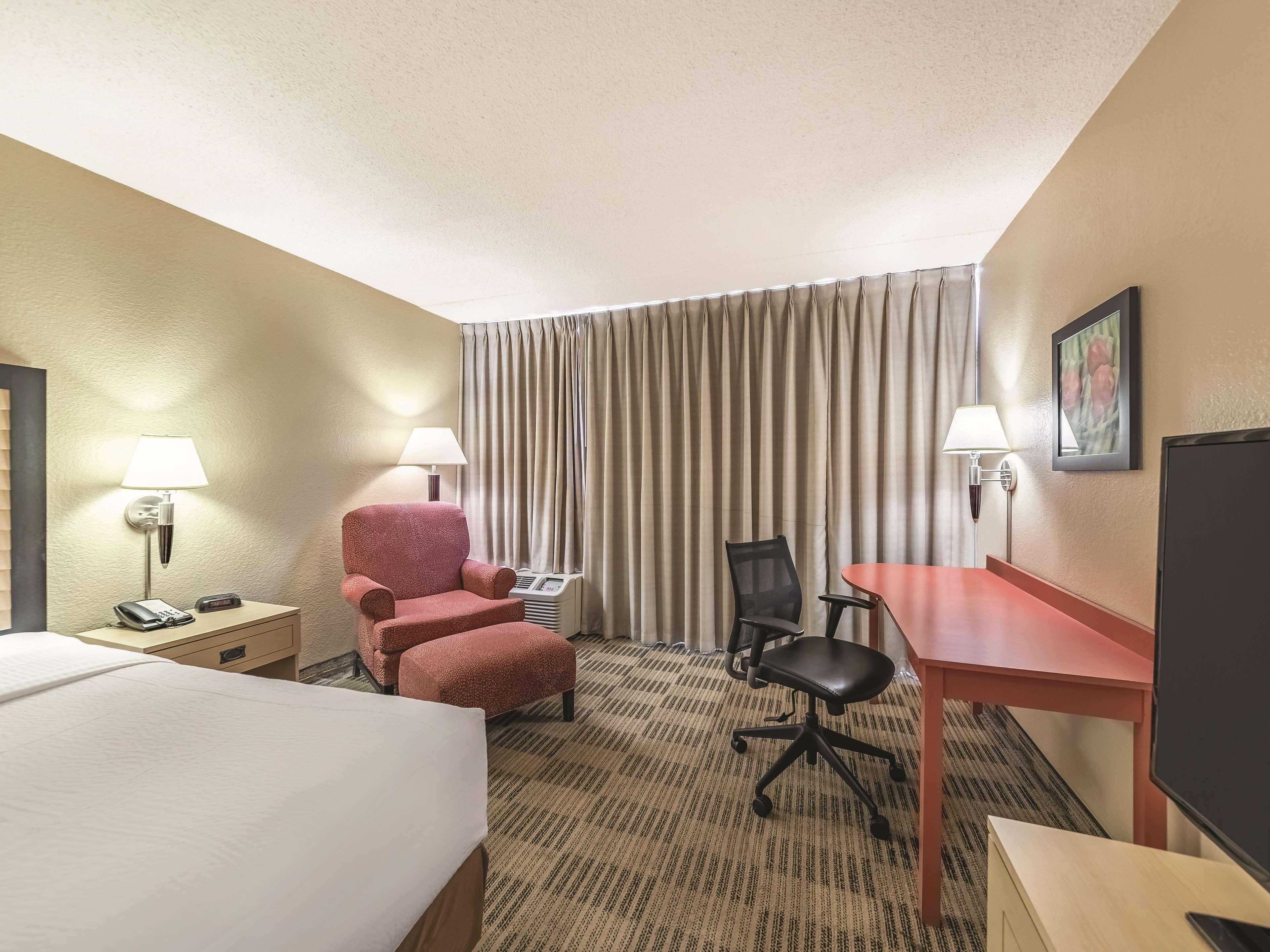 Ramada Inn By Wyndham Fairfield Nj Экстерьер фото