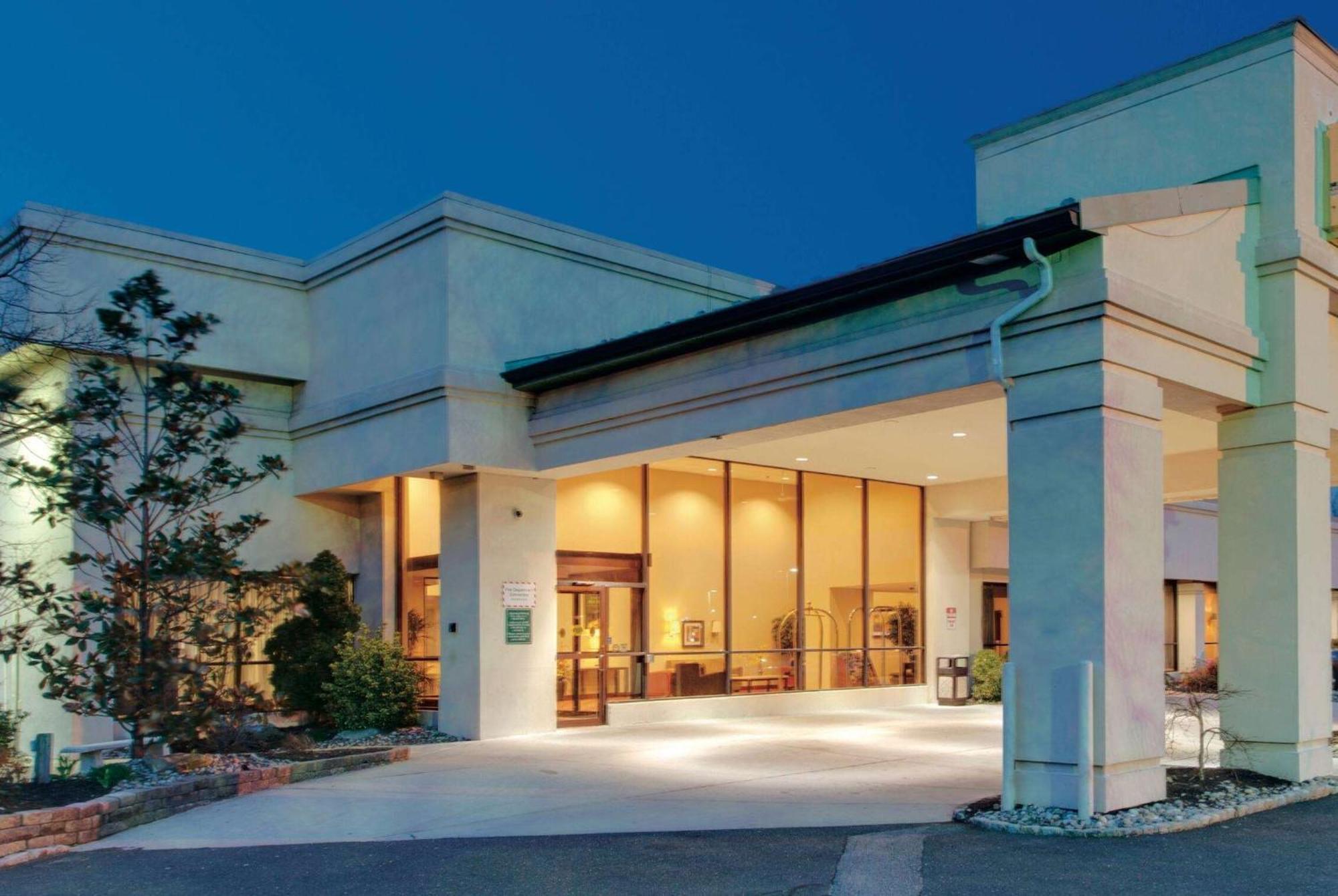 Ramada Inn By Wyndham Fairfield Nj Экстерьер фото