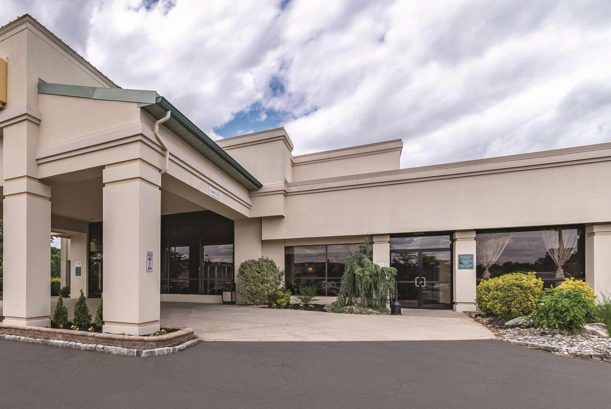 Ramada Inn By Wyndham Fairfield Nj Экстерьер фото